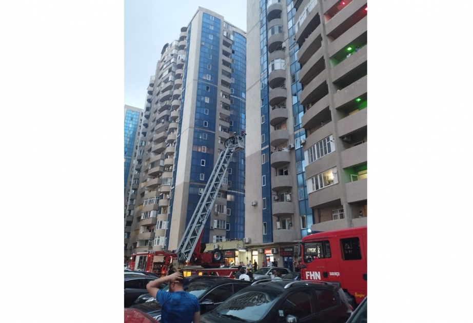 Paytaxtın Bakıxanov qəsəbəsində çoxmərtəbəli binada yanğın olub VİDEO
