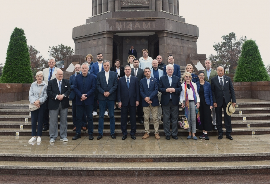 Участники международного мероприятия посетили мавзолей Низами Гянджеви