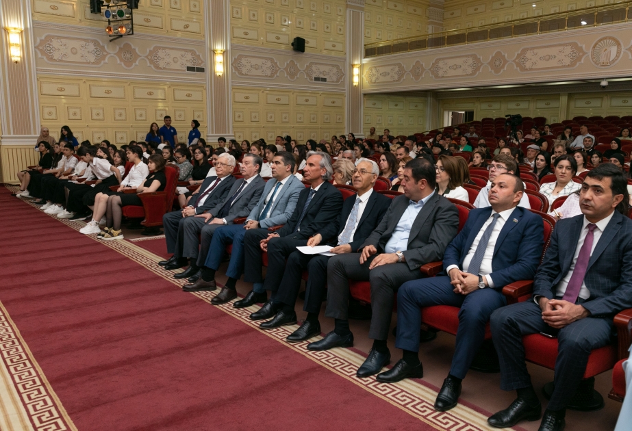 Ulu Öndərin yubileyinə həsr olunan rus dili olimpiadasının qalibləri mükafatlandırılıb