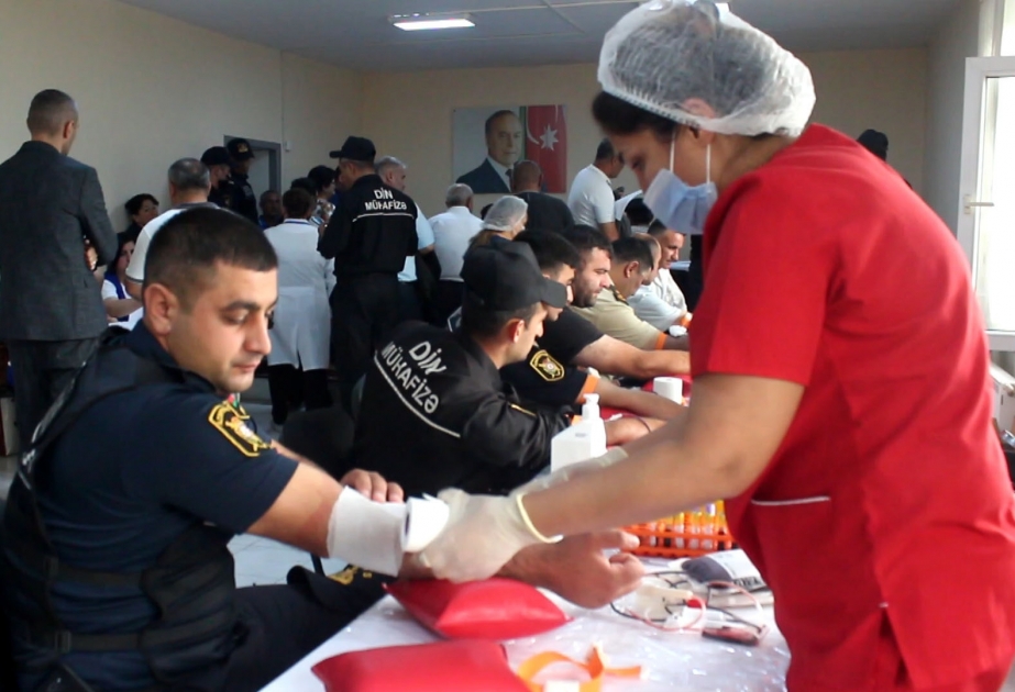 Polislər qanvermə aksiyasında iştirak ediblər