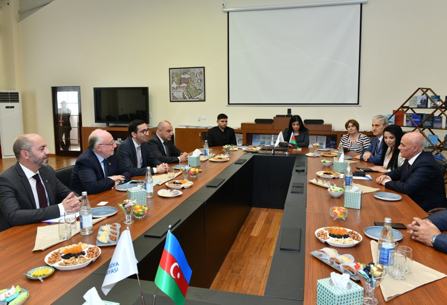 El Presidente del Consejo de la OACI visita la Academia Nacional de Aviación de Azerbaiyán