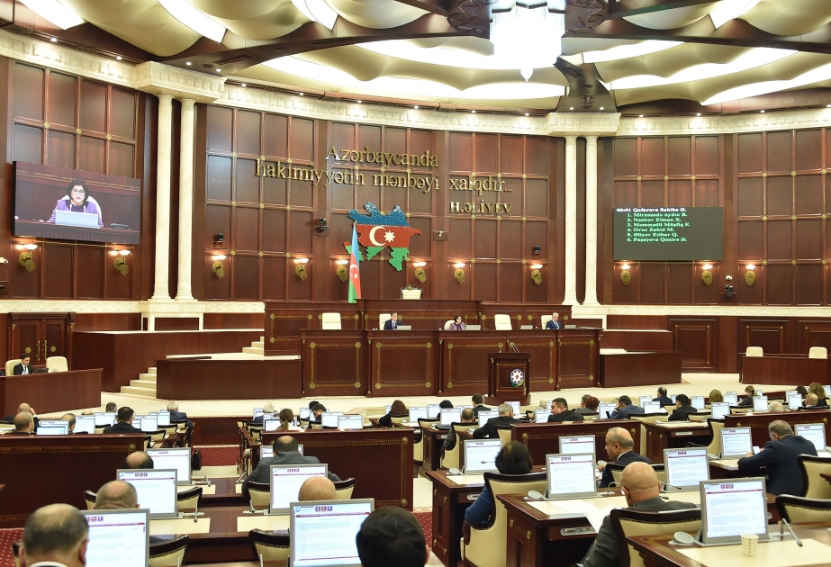 Парламент Азербайджана на внеочередной сессии обсуждает 41 вопрос