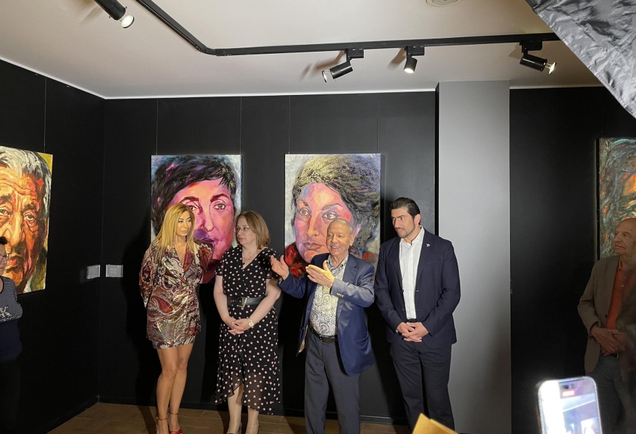 В Баку открылась выставка портретов "İz"