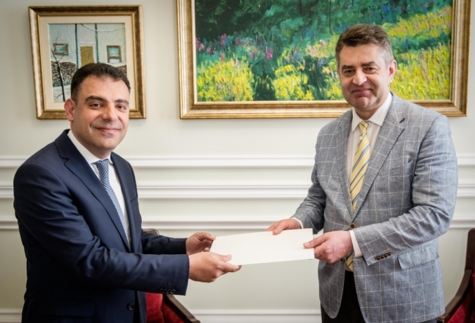 El nuevo embajador de Azerbaiyán en Ucrania presenta copias de sus credenciales