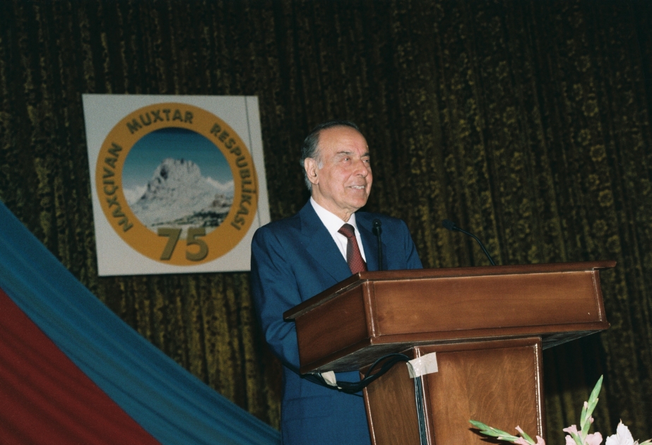 Moments of life given to the people: October 1999