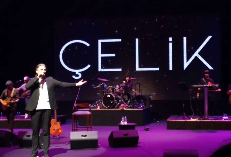 Türkiyənin sevilən müğənnisi Çelik Bakıda konsert verib