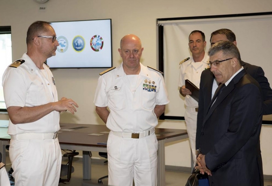 El Comandante de la Armada de Azerbaiyán visita la base naval italiana