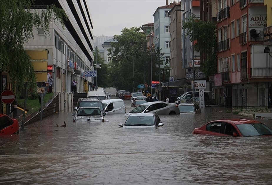 Ankarada leysan səbəbindən bəzi küçələri su basıb