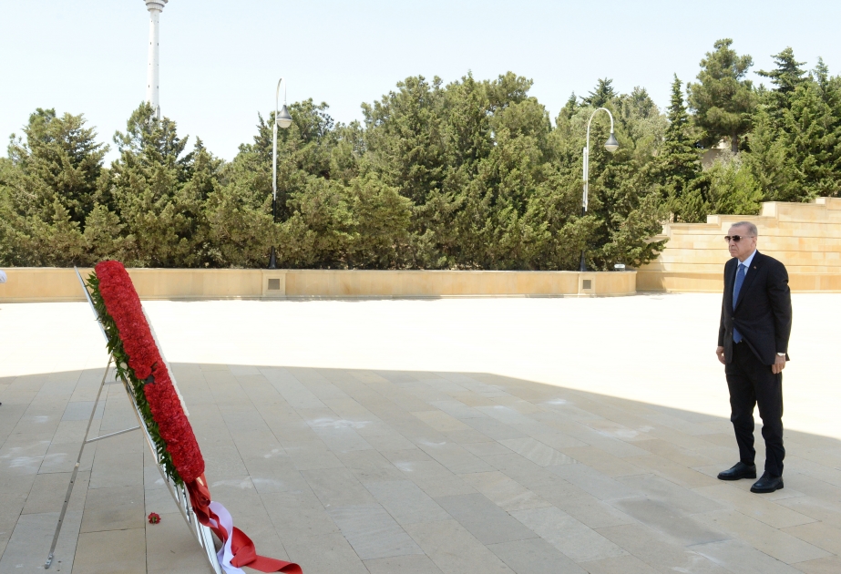 Presidente Recep Tayyip Erdogan rinde homenaje a los mártires azerbaiyanos