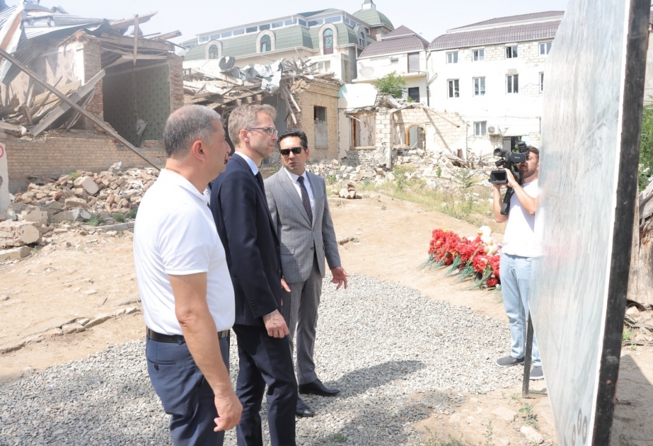 İsveç səfiri Gəncədə erməni terroru zamanı həlak olan dinc sakinlərin xatirəsini anıb