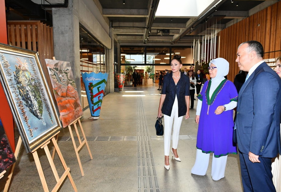 First Ladies von Aserbaidschan und der Türkei besuchen DOST-Zentrum für integrative Entwicklung und Kreativität in Baku VIDEO