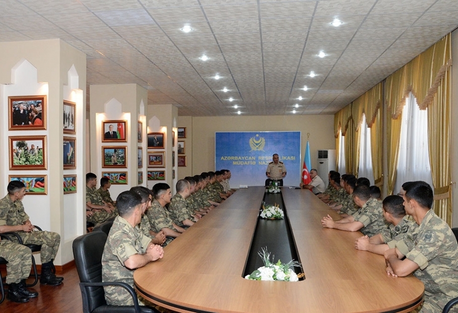 El centro de formación del Ejército de Azerbaiyán acoge una reunión con militares