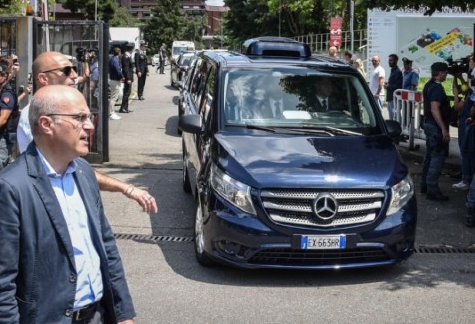 El féretro de Silvio Berlusconi llega a la catedral de Milán para su funeral de Estado