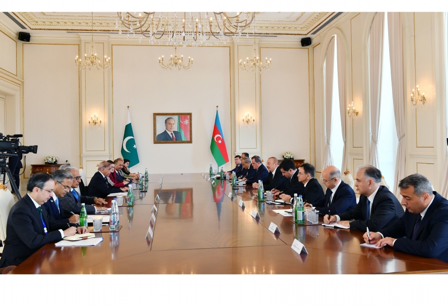El Presidente Ilham Aliyev y el Primer Ministro Muhammad Shehbaz Sharif celebraron una reunión ampliada