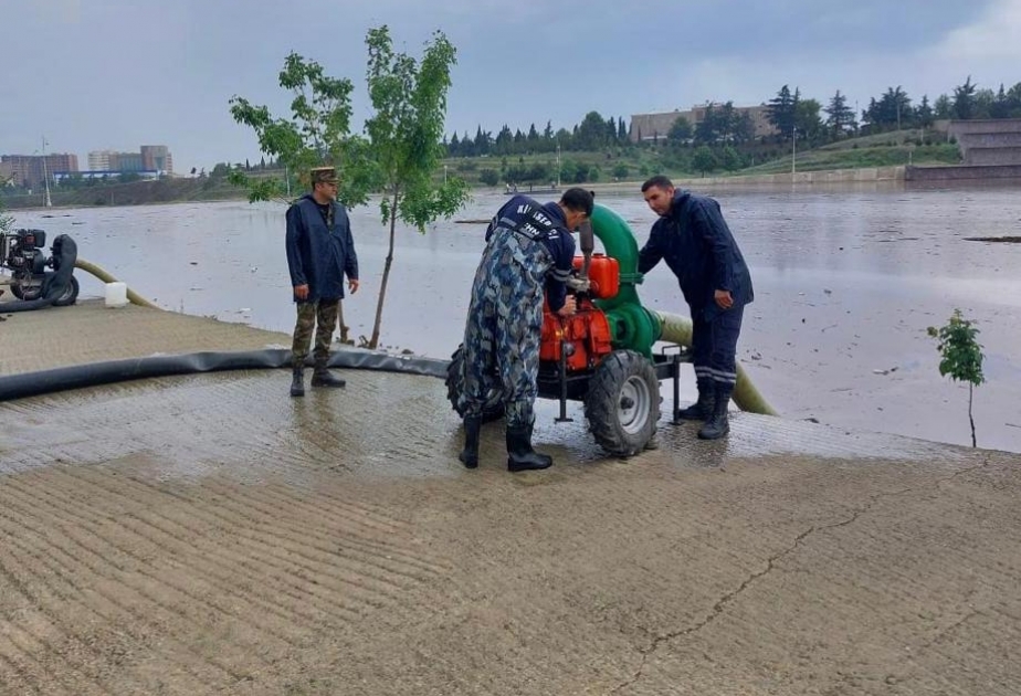 FHN: Gəncədə subasmaya məruz qalmış yaşayış yerlərindən su çəkilərək kənarlaşdırılıb