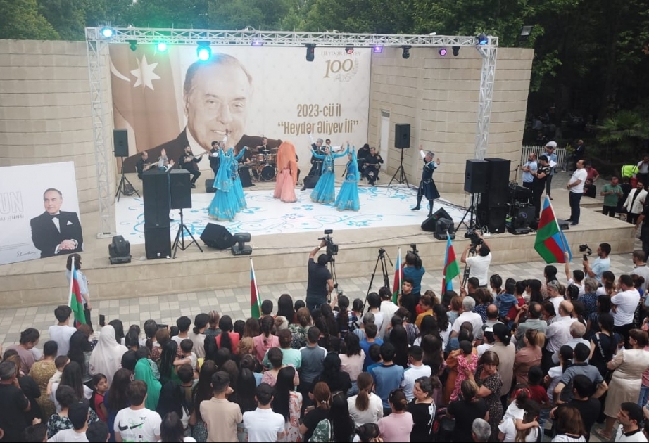 Yevlaxda Qurtuluş Günü münasibətilə bayram konserti  FOTO