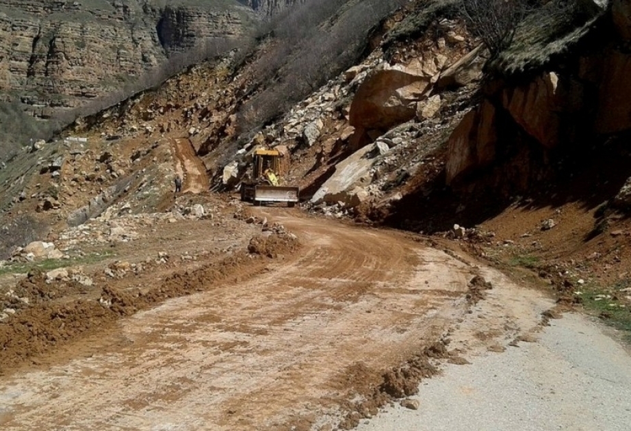 انهيار أرضي ناجم عن الأمطار الغزيرة غلق الطريق بين قوبا وخيناليق