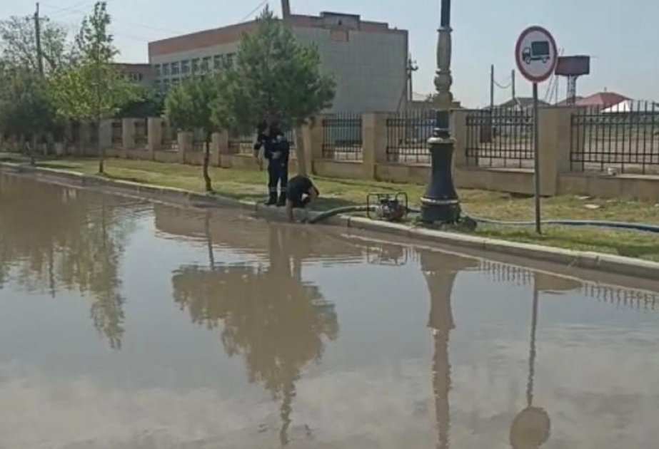 FHN: Yevlaxda su basmış yerlərdən suyun kənarlaşdırılması işləri davam etdirilir VİDEO