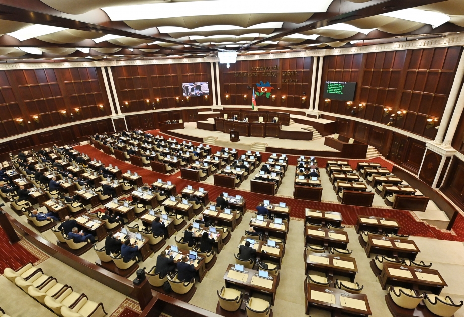 Milli Məclisin plenar iclasında 13 məsələ müzakirə olunur