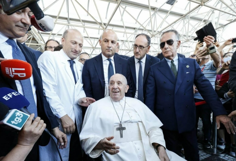Papa Fransisk əməliyyat olunduğu xəstəxanadan evə buraxılıb