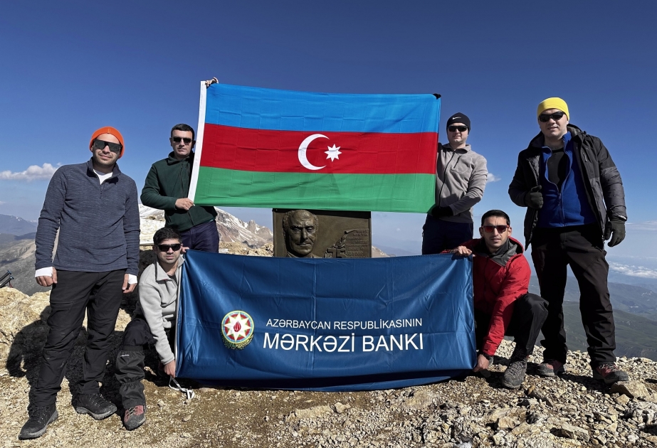 Mərkəzi Bankın əməkdaşları “Heydər Əliyev Zirvəsi”nə yürüş ediblər
