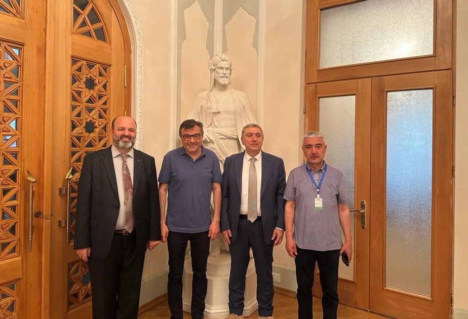 “Divani-lüğəti-türk” əsərinin faksimilesi Ədəbiyyat Muzeyinə hədiyyə edilib