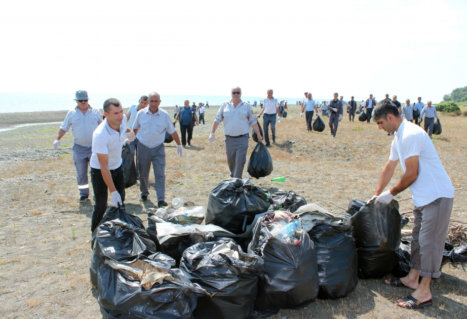 Lənkəranda Xəzər dənizinin sahili tullantılardan təmizlənib