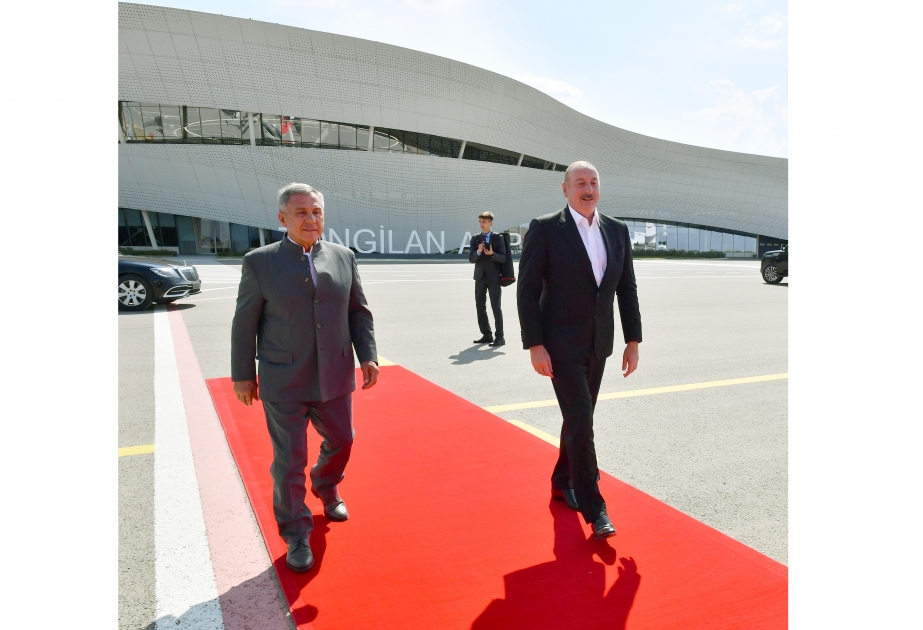 Le dirigeant du Tatarstan Rustam Minnikhanov et le président azerbaïdjanais Ilham Aliyev repartent pour Bakou depuis l'aéroport international de Zenguilan VIDEO