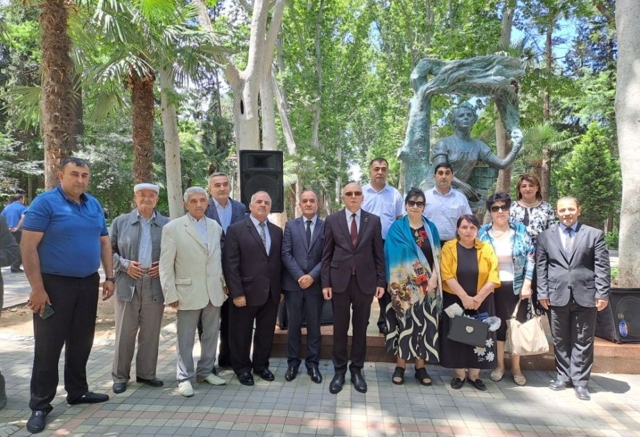 Xalq şairi Nigar Rəfibəylinin 110 illik yubileyi abidəsi önündə qeyd olunub