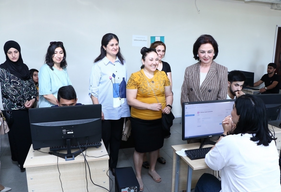 AzMİU-da valideynlər və media nümayəndələri imtahan prosesini izləyiblər
