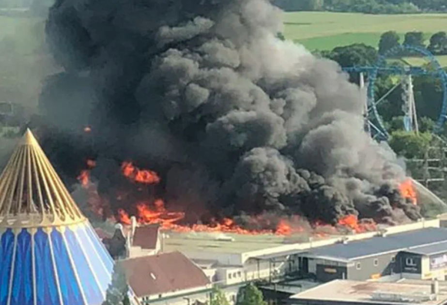 Allemagne : un incendie dans un parc d'attractions entraine l’évacuation de près de 25 000 personnes