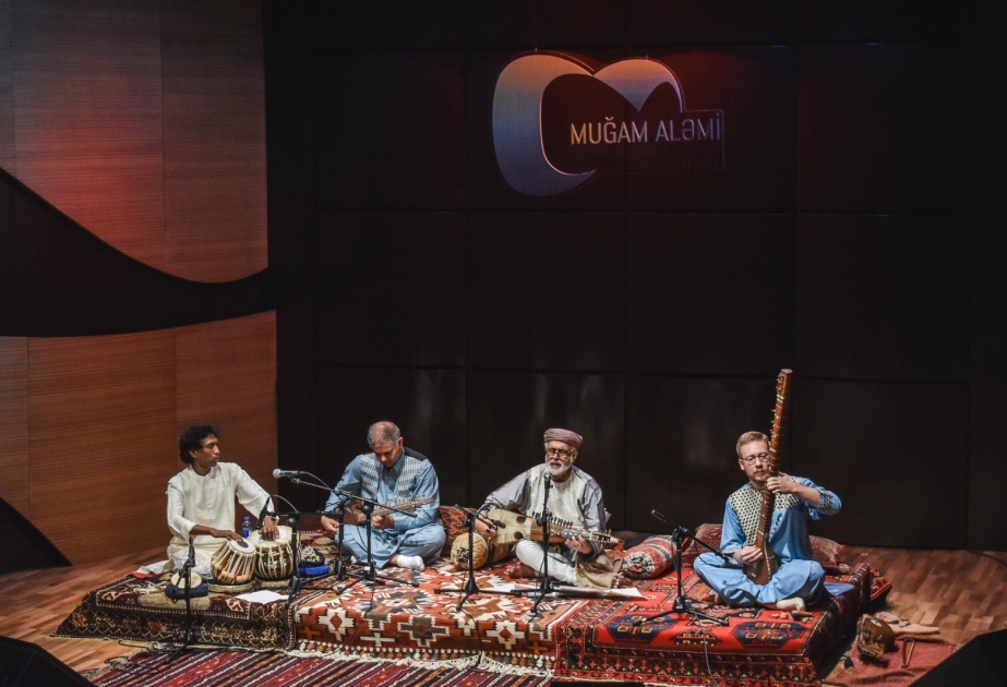 Un maestro afgano del rubab actúa en el Festival Internacional de Mugham
