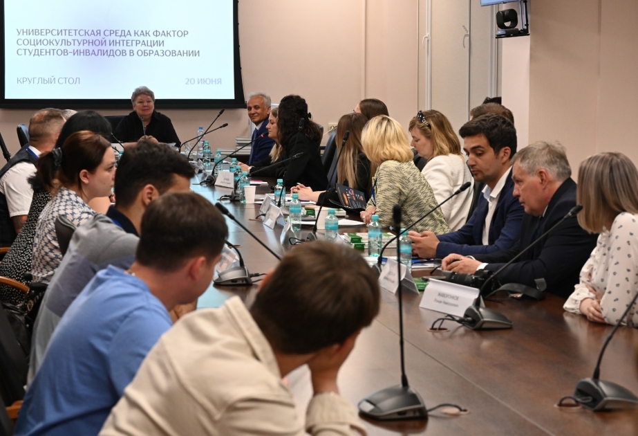 La universidad azerbaiyana participa en una mesa redonda sobre la integración de los estudiantes discapacitados en la educación