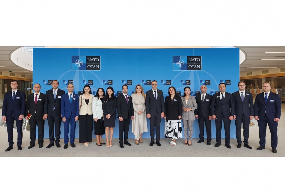 مسئولون من الهيئات الحكومية الأذربيجانية يزورون مقر الناتو
