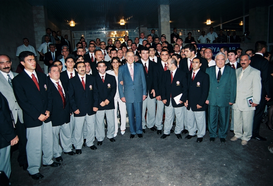 Xalqa bağışlanmış ömürdən anlar: 2000-ci ilin avqustu