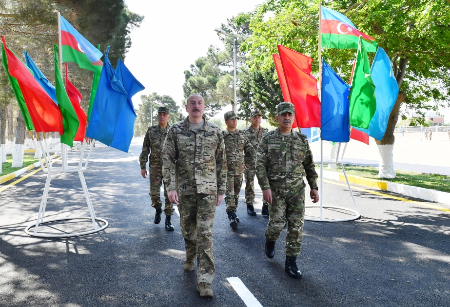 President Ilham Aliyev viewed conditions created at one of commando military units of Ministry of Defense, and presented battle flag to military unit VIDEO