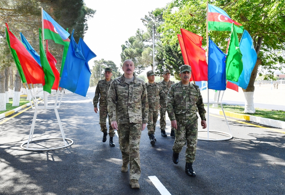 Le président de la République visite une base militaire commando MIS A JOUR VIDEO