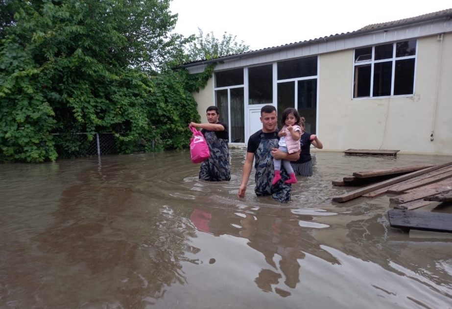 Gəncədə intensiv yağıntılar səbəbindən köməksiz vəziyyətdə qalan 3 nəfər təxliyə olunub