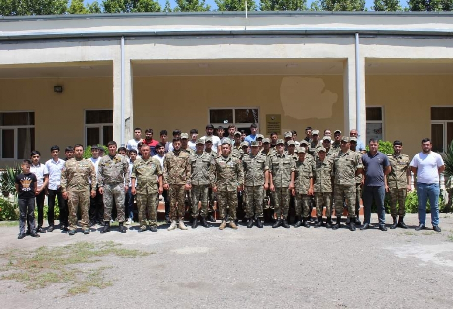 Gənclər hərbi mütəxəssislər, Vətən müharibəsi veteranları və qazilərlə görüşüblər