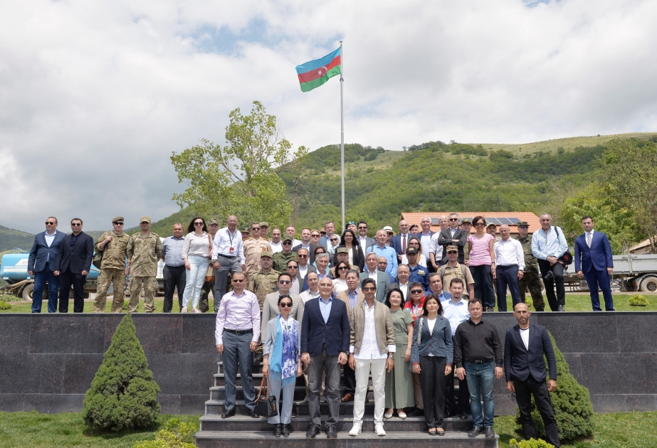 Xarici diplomatlar Laçın şəhərindəki bayraq meydanında