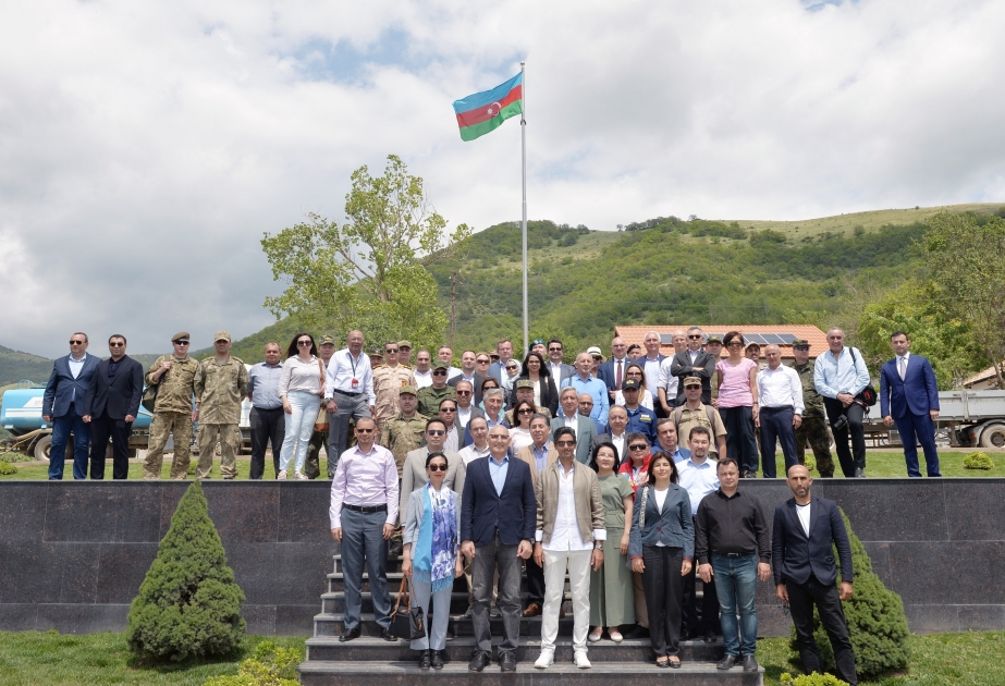 Diplomáticos extranjeros acreditados en Azerbaiyán están en la plaza de la Bandera en Lachin