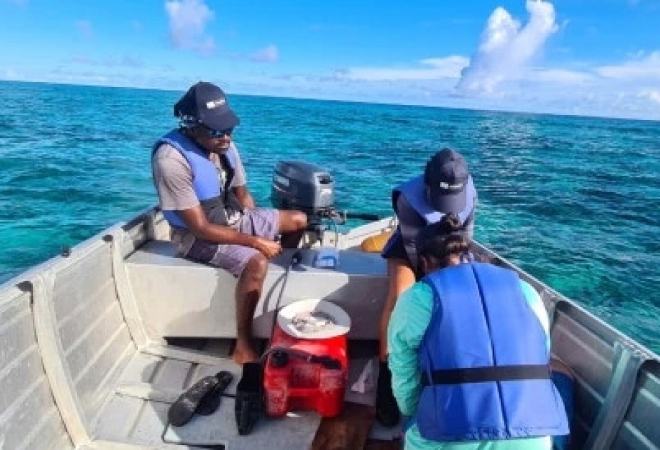 Des écoliers seychellois collectent des échantillons d’ADN environnemental lors d’un voyage inoubliable sur l’Atoll d’Aldabra
