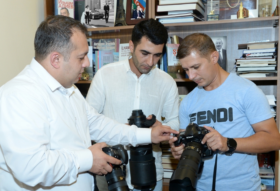 Участникам организованных в АЗЕРТАДЖ курсов фотожурналистики вручены сертификаты