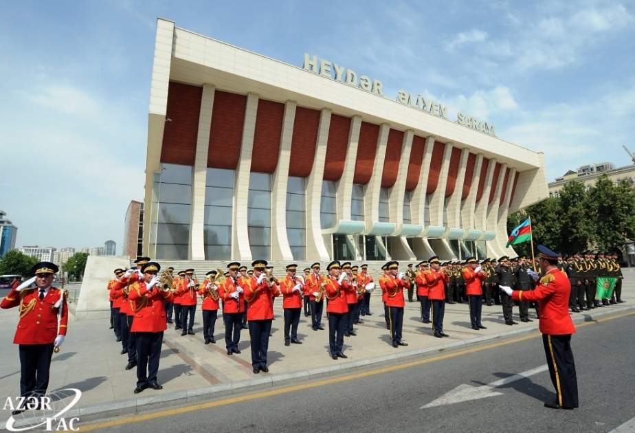 Bakıda hərbi orkestrlərin müşayiəti ilə hərbi qulluqçuların yürüşləri təşkil olunub VİDEO