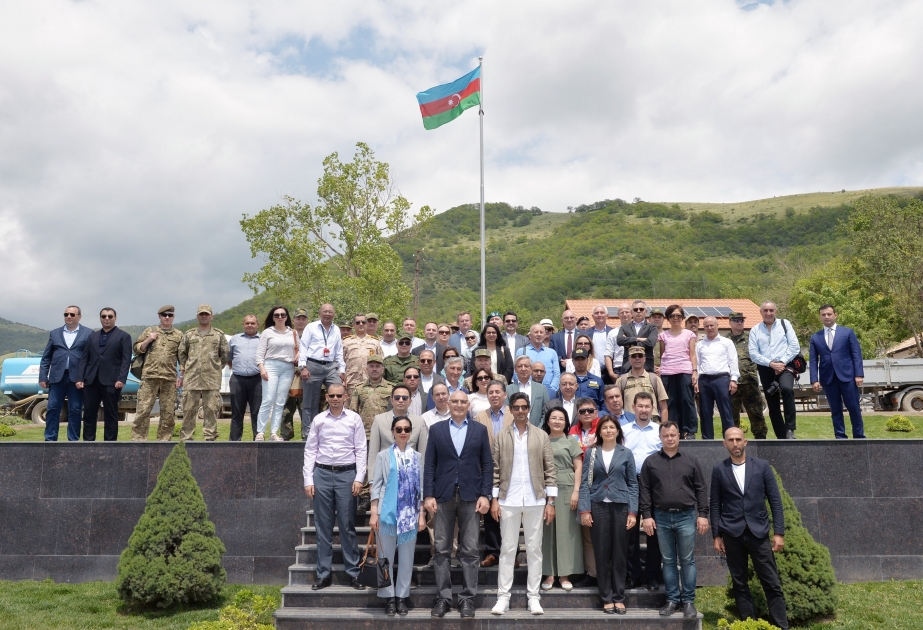 驻阿塞拜疆使节参观拉钦市国旗广场