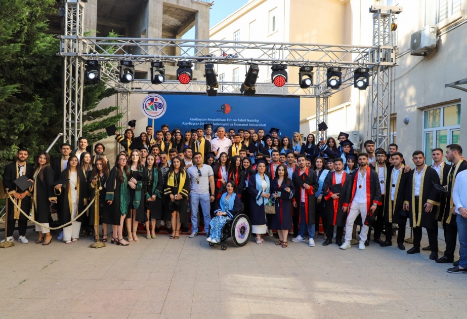 Yüz yaşlı universitetdə “Məzun günü”