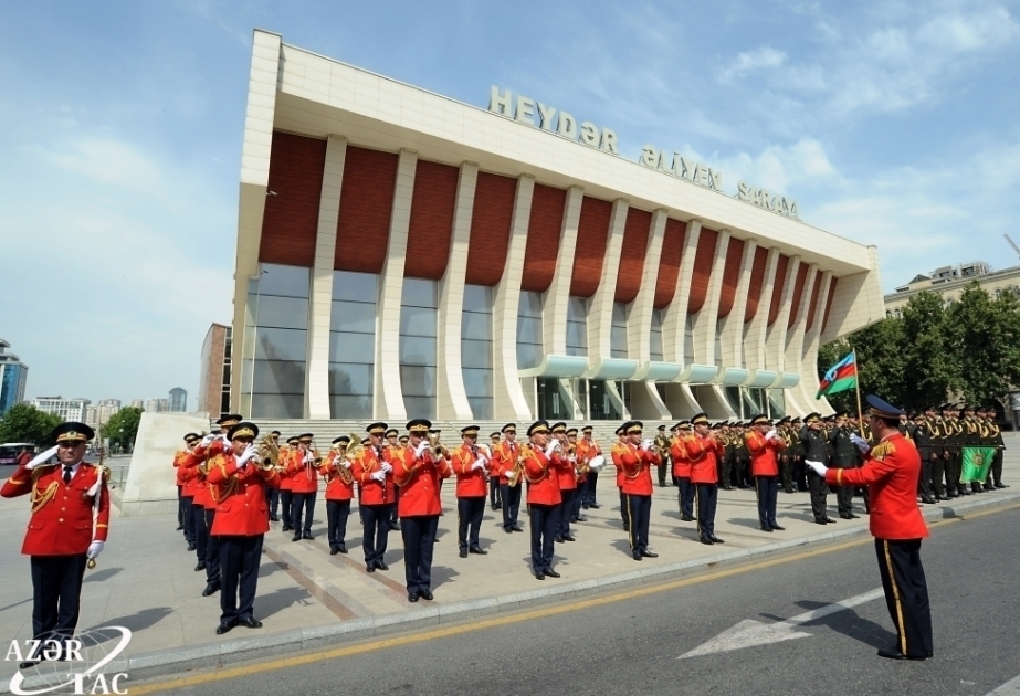 Desfile de soldados en Bakú acompañados por bandas militares