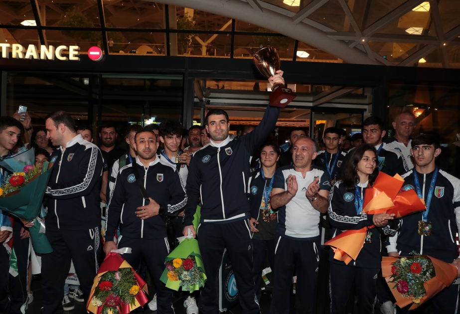 Tarixdə ilk dəfə Avropa çempionatının komanda yarışlarında qızıl medal qazanan millimiz Vətənə qayıdıb