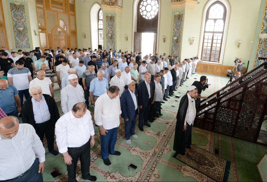 Bakıda Qurban bayramı ilə əlaqədar bayram namazı qılınıb VİDEO