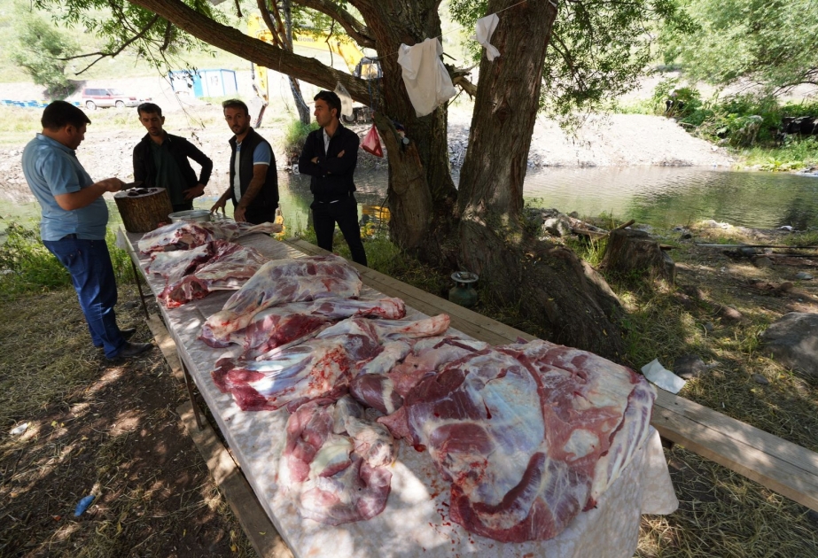 Laçın sakinləri doğma yurdlarında qurban kəsib, əsgərlərə payladılar
